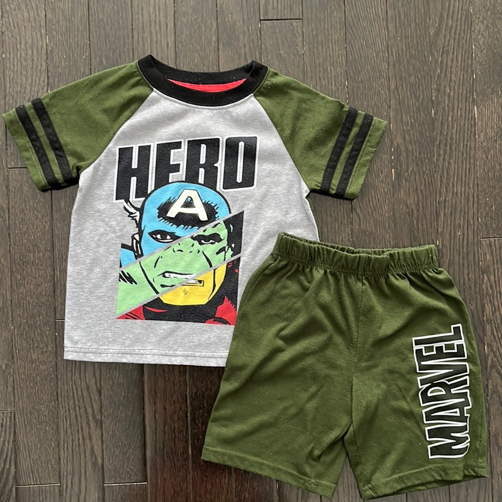 Marvel Superhero Short Sleeve Top and Shorts Set in size 4/5